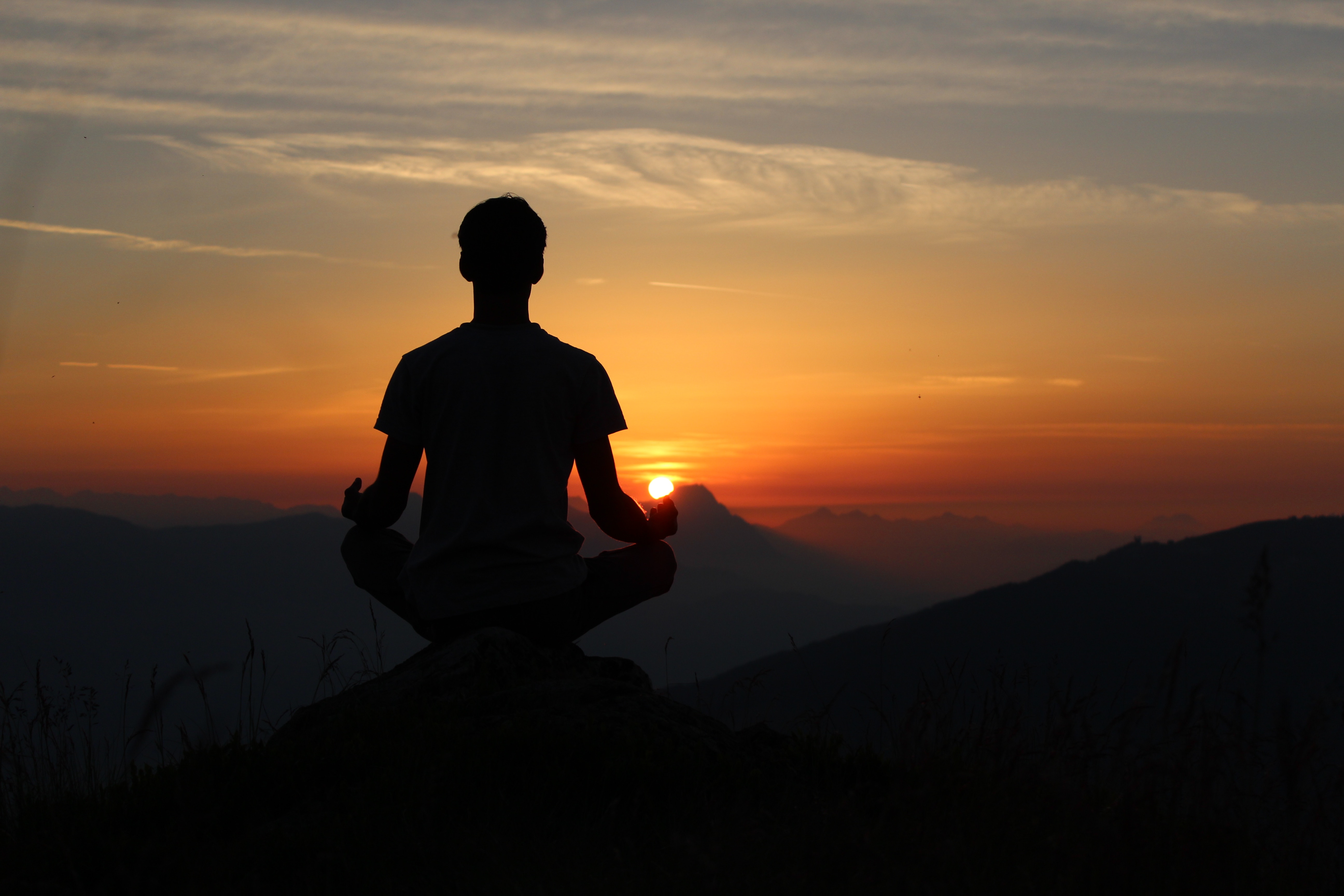 Спокойный умиротворенный. Медитирующий человек. Человек в медитации. Мужчина медитирует. Умиротворение медитация.
